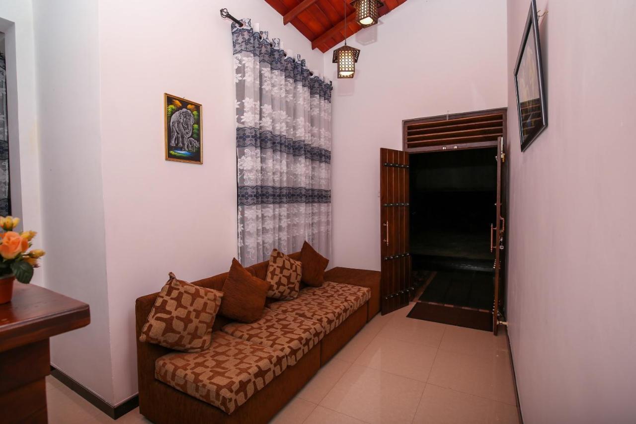 Oyo 438 Sarala Residence Hotel Kandy Exterior foto